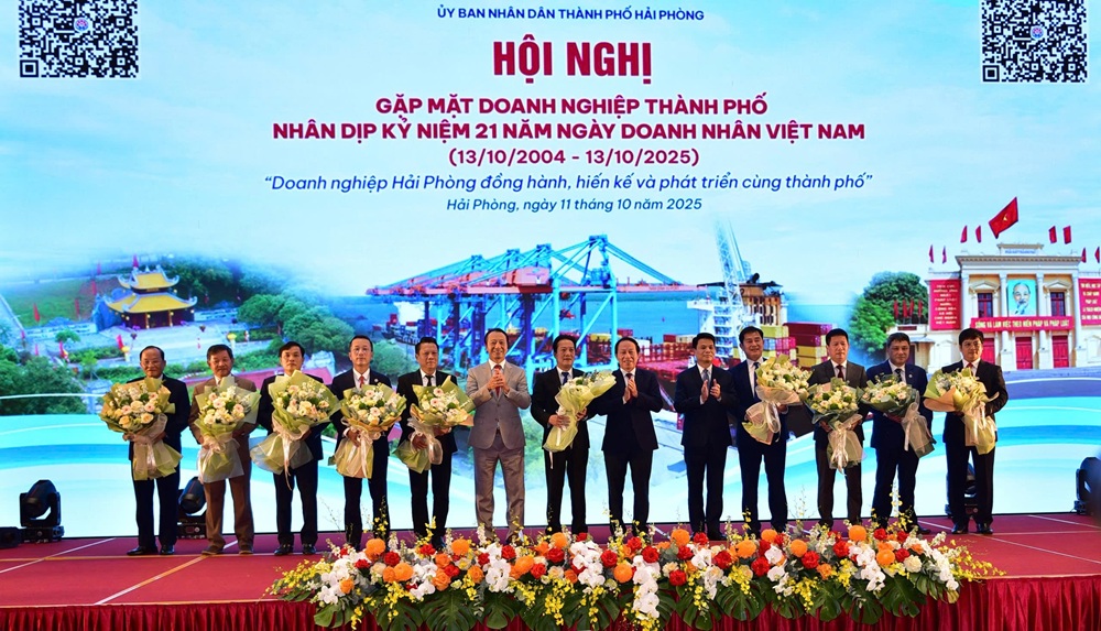 Lãnh đạo TP. Hải Phòng tặng hoa và chúc mừng Ban Chấp hành Hiệp hội doanh nghiệp thành phố Hải Phòng (sau hợp nhất)