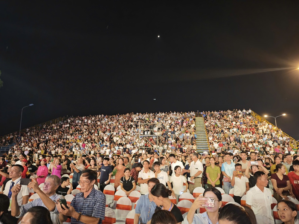 10월 12일 저녁 개막식에는 많은 대표단, 사람들, 관광객들이 참석했습니다.