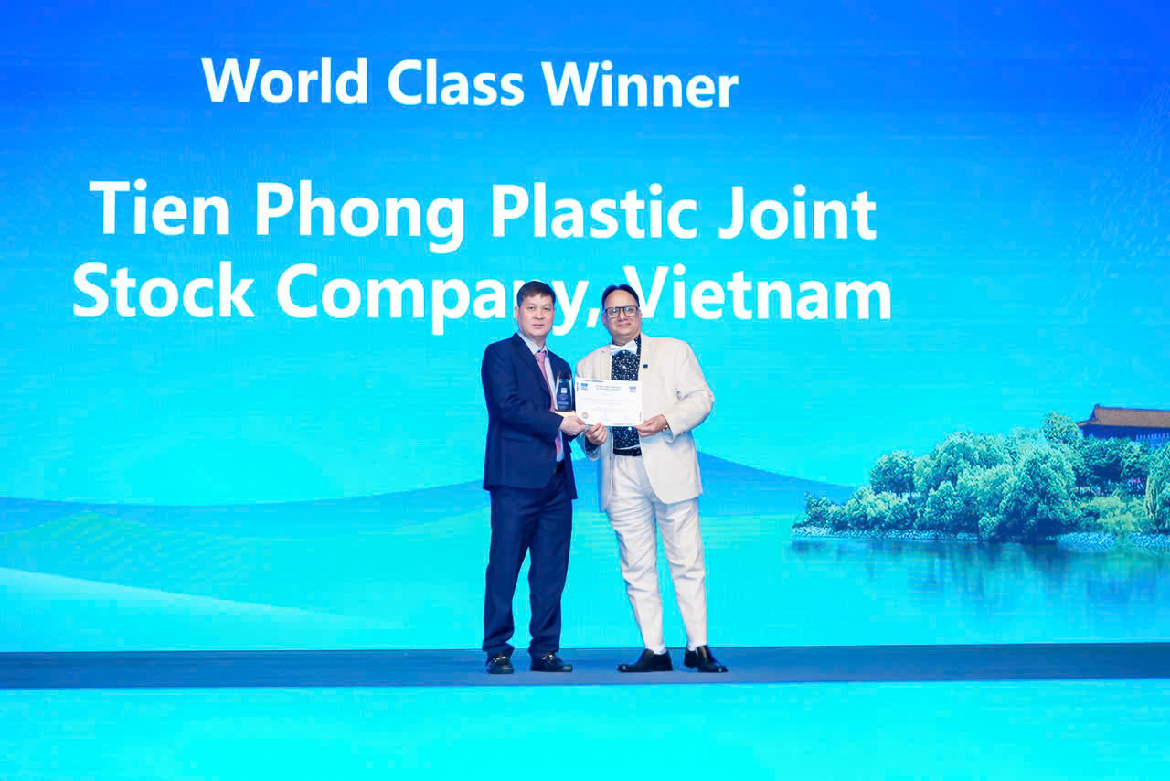 Ông Chu Văn Phương, Thành viên HĐQT, Tổng giám đốc Công ty Cổ phần Nhựa Tiền Phong đại diện công ty nhận Giải thưởng Chất lượng Quốc tế Châu Á – Thái Bình Dương (GPEA) 2025