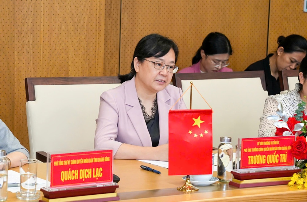 Bà Trương Quốc Trí, Phó Tỉnh trưởng Chính quyền nhân dân tỉnh Quảng Đông chúc mừng, bày tỏ ấn tượng trước những thành tựu phát triển kinh tế - xã hội của Hải Phòng