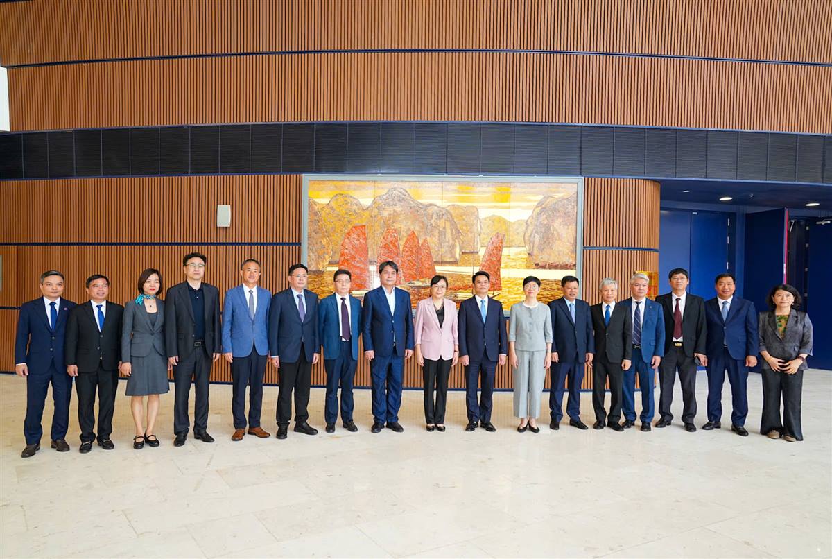 Các đại biểu chụp ảnh lưu niệm tại cuộc làm việc