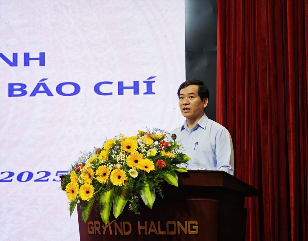 Ông Vũ Quyết Tiến, Phó bí thư Tỉnh ủy Quảng Ninh phát biểu chào mừng Tọa đàm