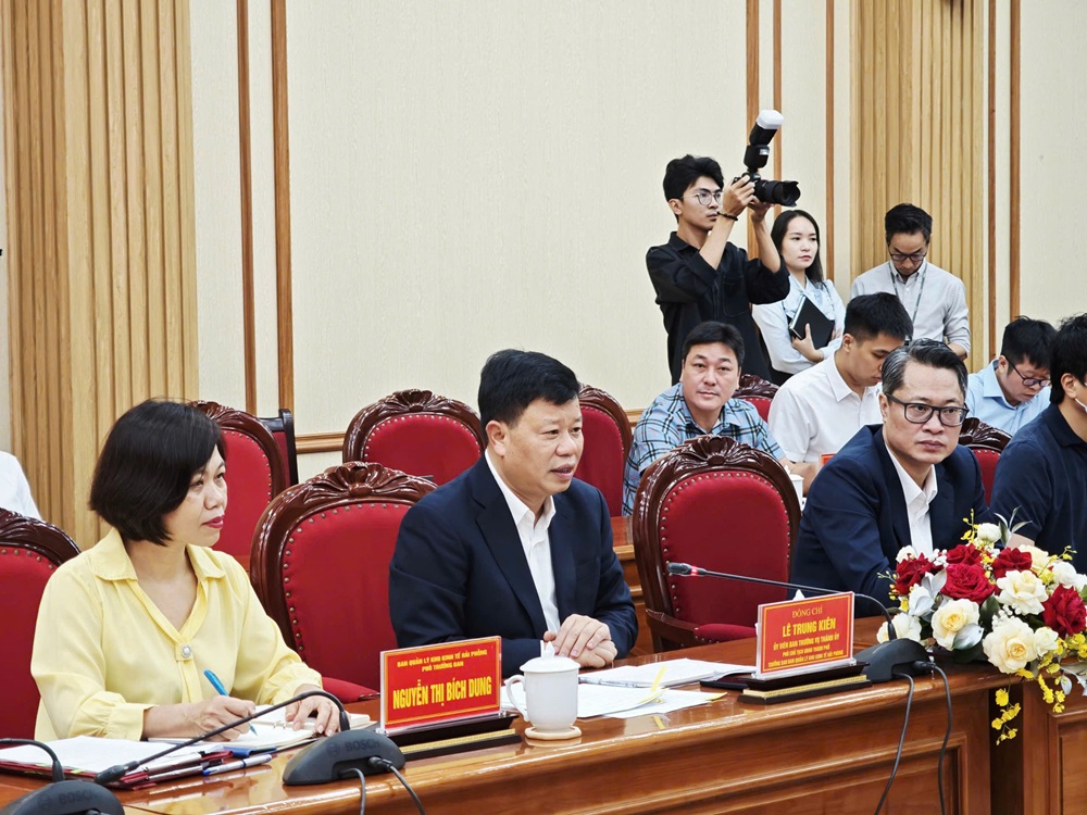 Lãnh đạo Ban Quản lý Khu kinh tế Hải Phòng trao đổi với các doanh nghiệp tham dự Hội nghị. Ảnh: Thanh Sơn