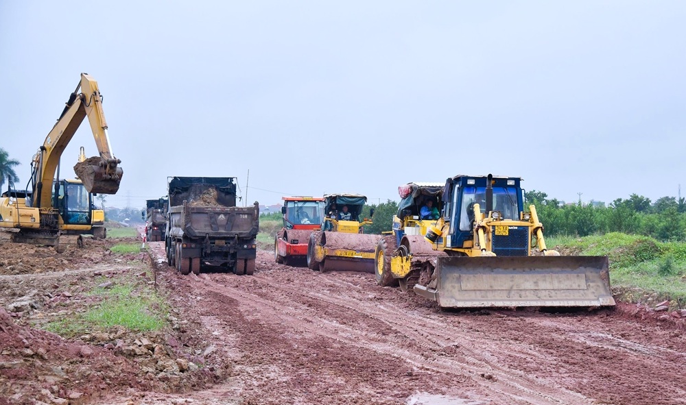 nhà thầu tập trung thi công Dự án đường tránh quốc lộ 37 đoạn qua thị trấn Gia Lộc (cũ). Ảnh: Trung Kiên