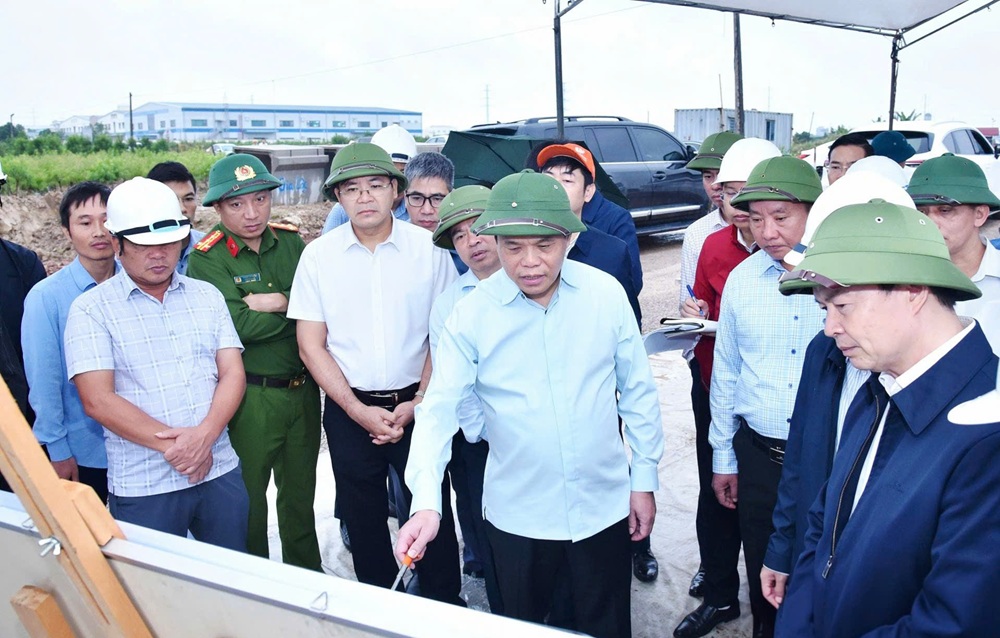 Ông Lê Ngọc Châu, Chủ tịch UBND TP. Hải Phòng kiểm tra Dự án đường tránh quốc lộ 37 đoạn qua thị trấn Gia Lộc (cũ). Ảnh: Trung Kiên