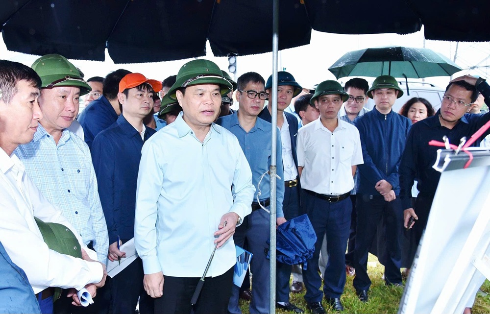 Ông Lê Ngọc Châu, Chủ tịch UBND TP. Hải Phòng kiểm tra công tác chuẩn bị lễ khởi công ga Hải Dương Nam - Dự án đường sắt tốc độ cao Lao Cai - Hà Nội - Hải Phòng. Ảnh: Trung Kiên