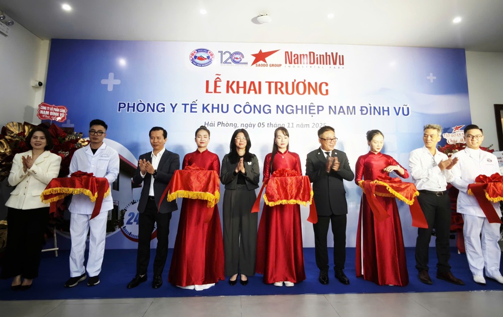Các đại biểu cắt băng khai trương phòng y tế đầu tiên trong KCN Nam Đình Vũ