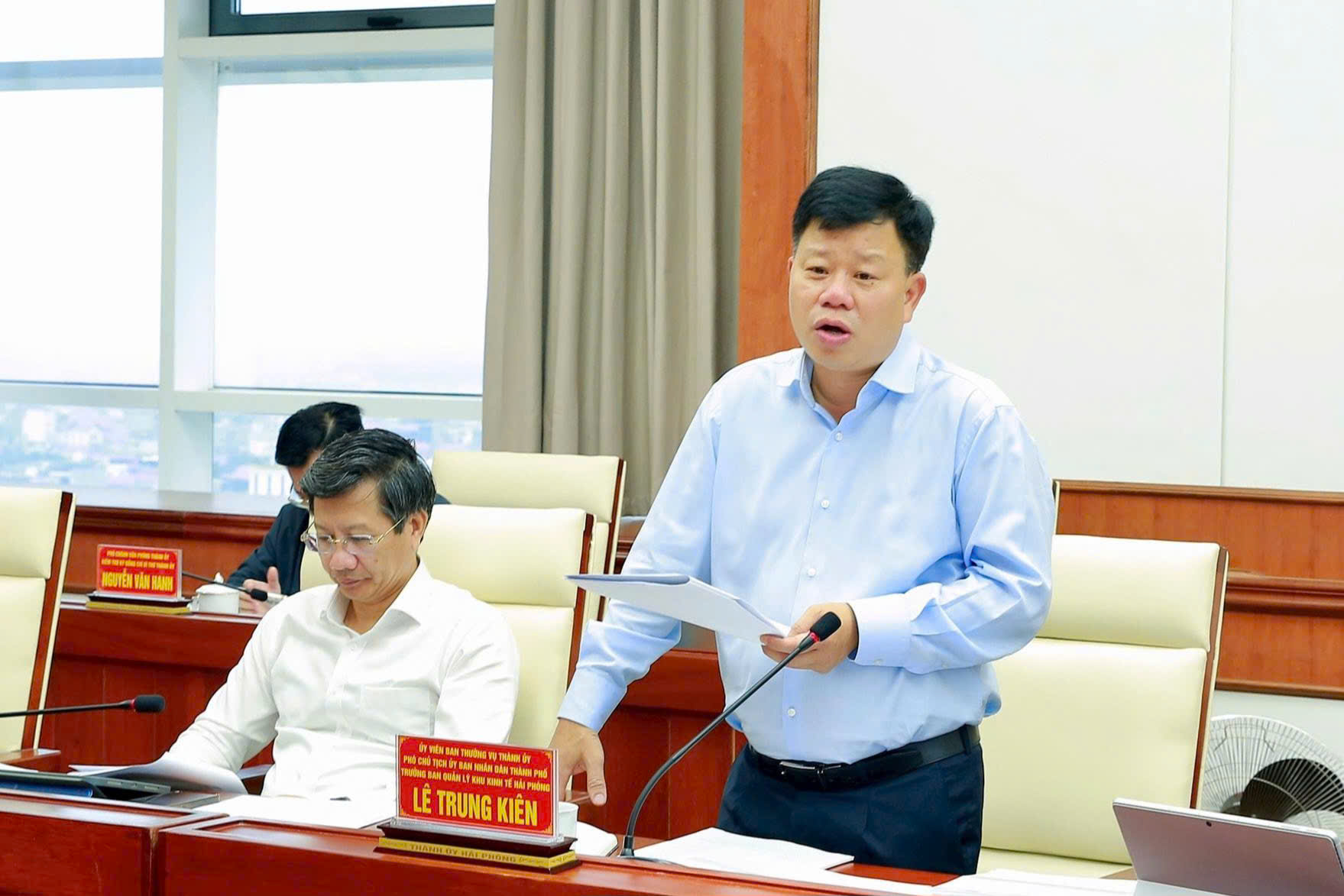 Ông Lê Trung Kiên, Phó chủ tịch UBND thành phố, Trưởng ban Ban Quản lý Khu kinh tế Hải Phòng báo cáo về tình hình phát triển các KKT, KCN trên địa bàn thành phố