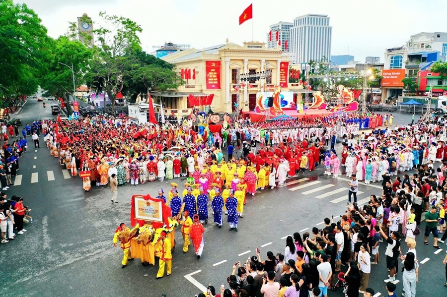 Tà áo dài luôn được xuất hiện trong các sự kiện lớn của thành phố Hải Phòng. Ảnh: Quang Thanh