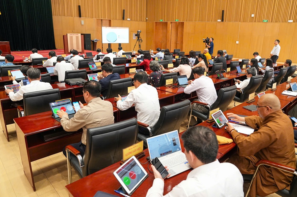 Các đại biểu biểu quyết tại Kỳ họp