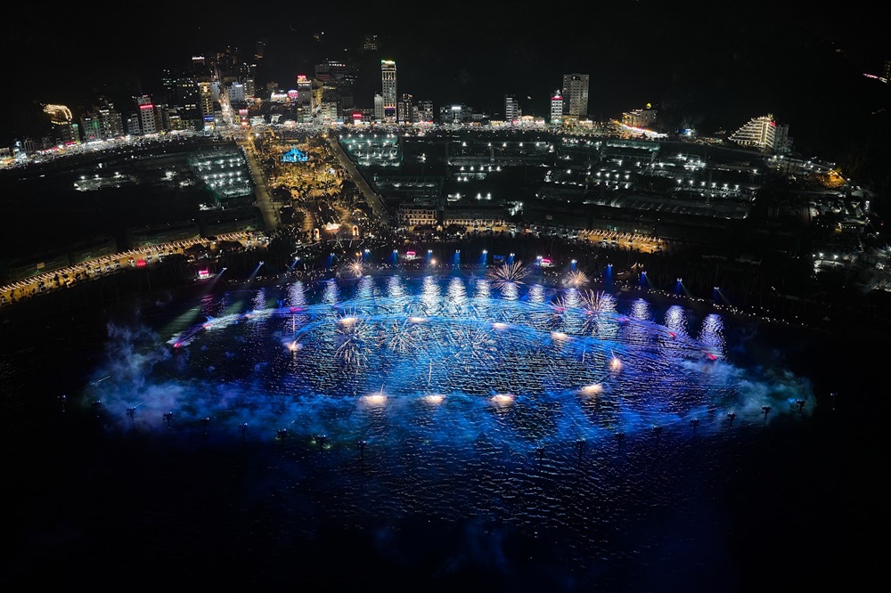 Bản giao hưởng Đảo Xanh tại Cát Bà kết hợp jetski, flyboard, jetsurf, laser và pháo hoa