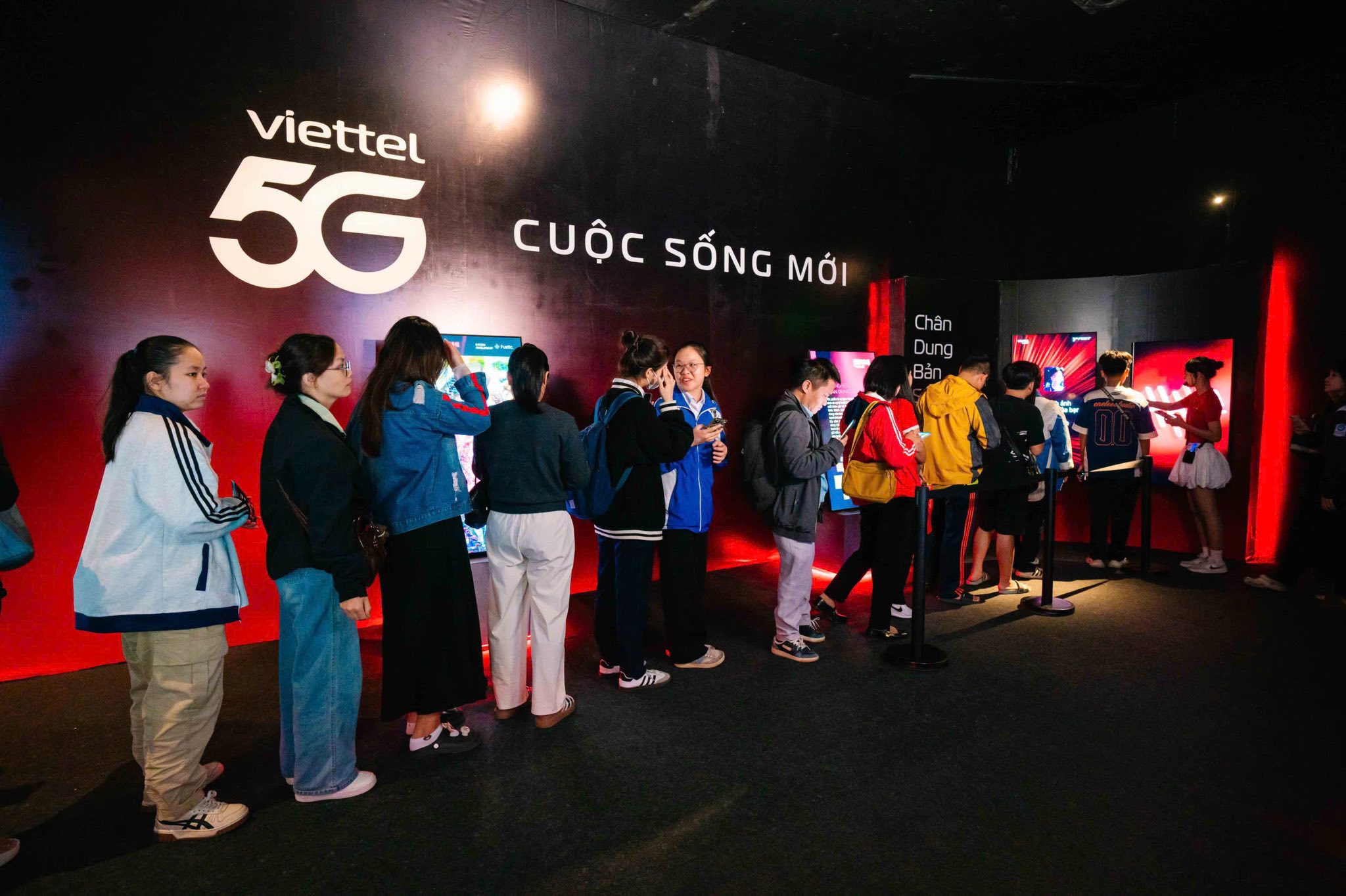 Giới trẻ rất thích thú với khu Bảo tàng số tại Y-Fest 2025, trải nghiệm như phiên bản số của chính mình, vẽ tương lai, tạo chân dung bản sắc TP. Hải Phòng