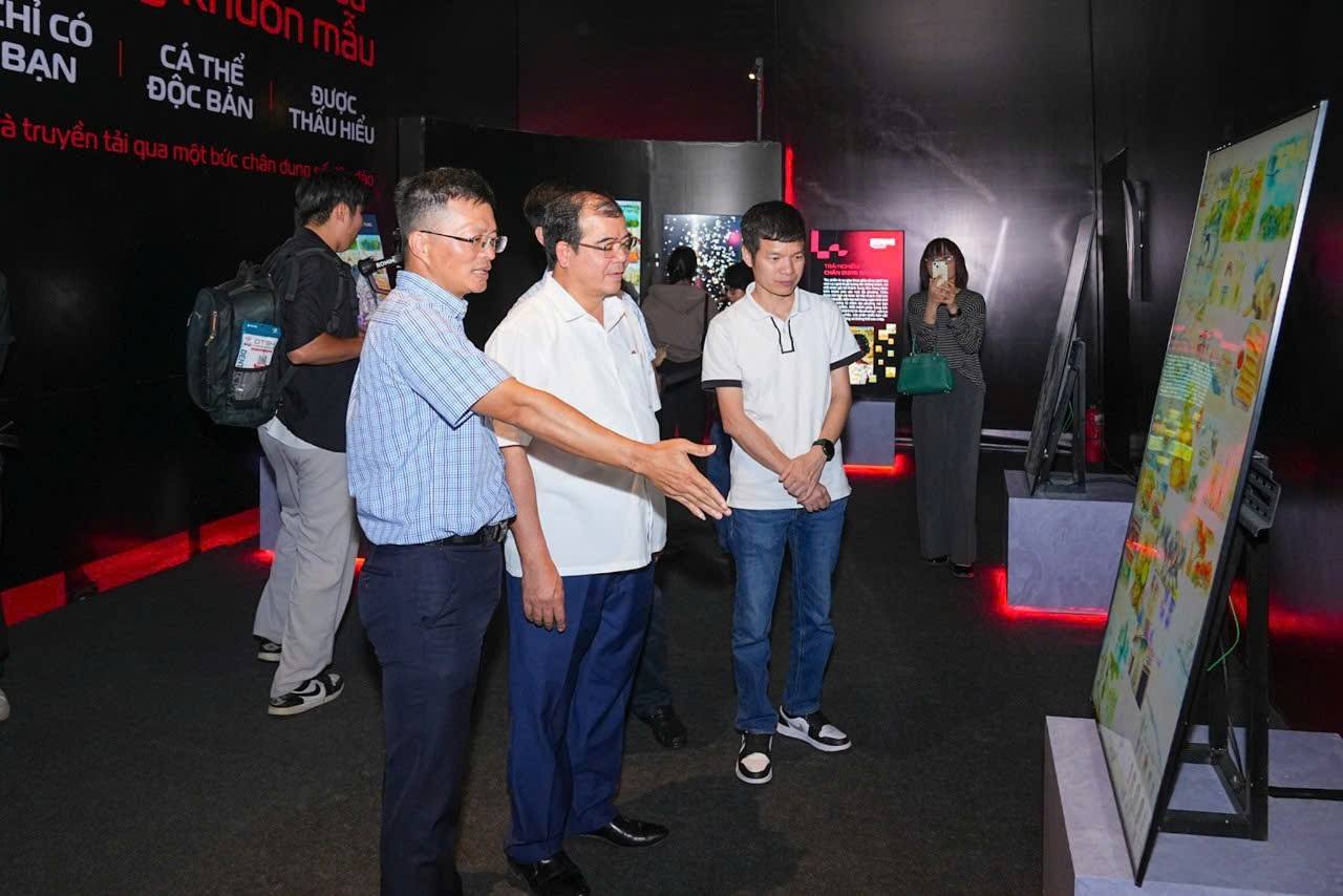 Ông Nguyễn Minh Hùng, Phó Chủ tịch UBND TP. Hải Phòng đã tới trải nghiệm và khám phá Bảo tàng số Viettel Y-Fest, nơi không gian công nghệ đỉnh cao hòa quyện cùng bản sắc Hải Phòng