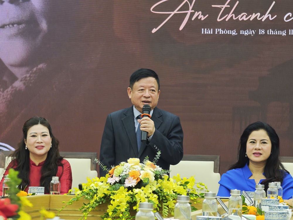 Nhạc sĩ Đỗ Hồng Quân là Đạo diễn và chỉ huy dàn nhạc của Chương trình nghệ thuật Đỗ Nhuận - Âm thanh cuộc đời