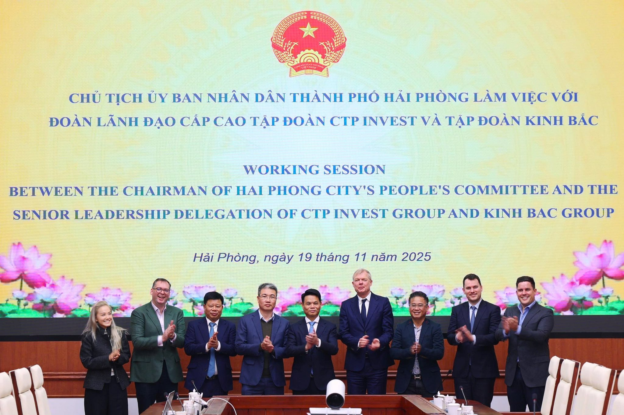 Ông Lê Ngọc Châu, Chủ tịch UBND TP. Hải Phòng cùng lãnh đạo các doanh nghiệp