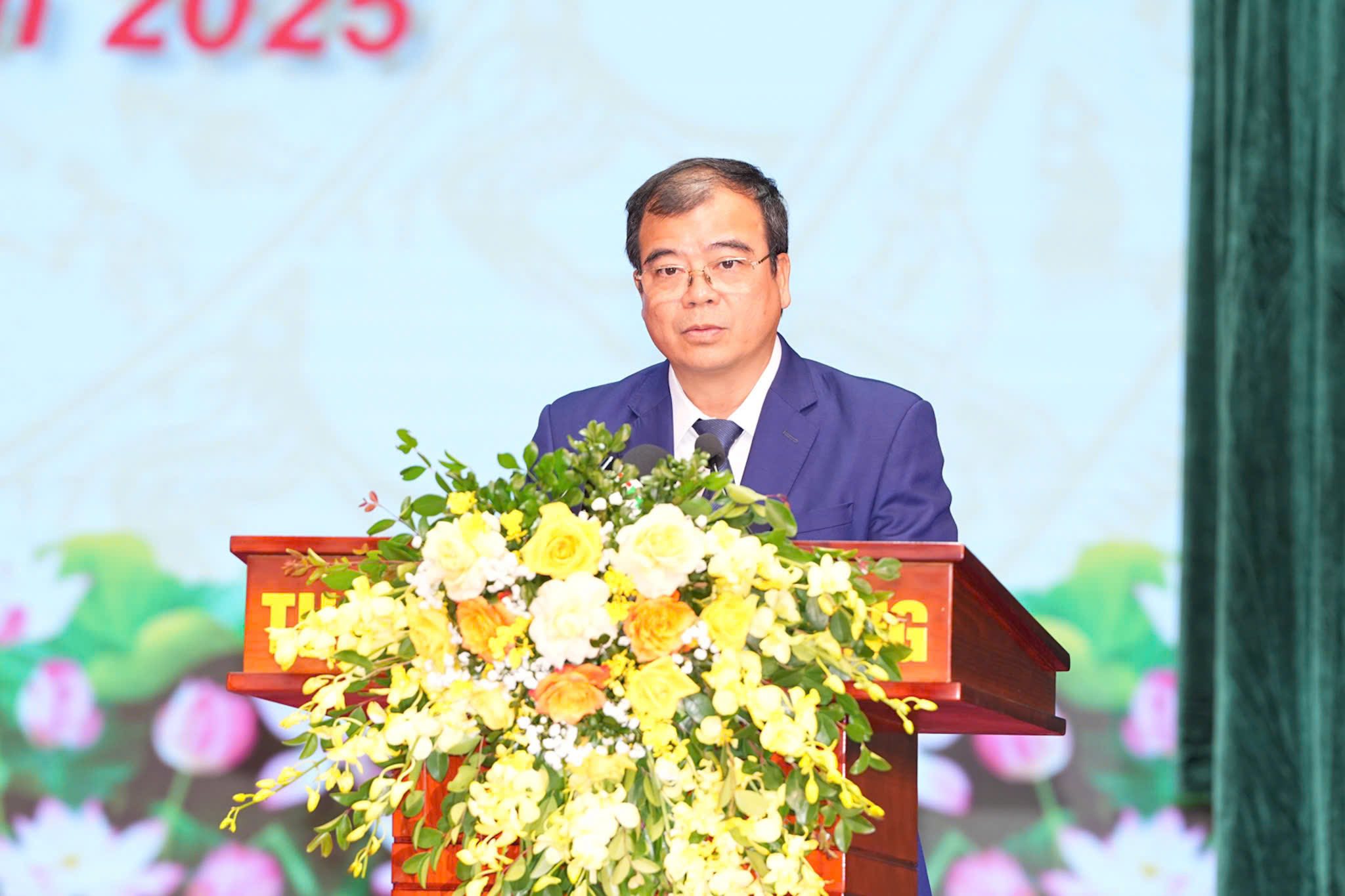 Ông Nguyễn Minh Hùng, Phó chủ tịch UBND TP. Hải Phòng trình bày báo cáo chuyên đề giáo dục tại hội nghị