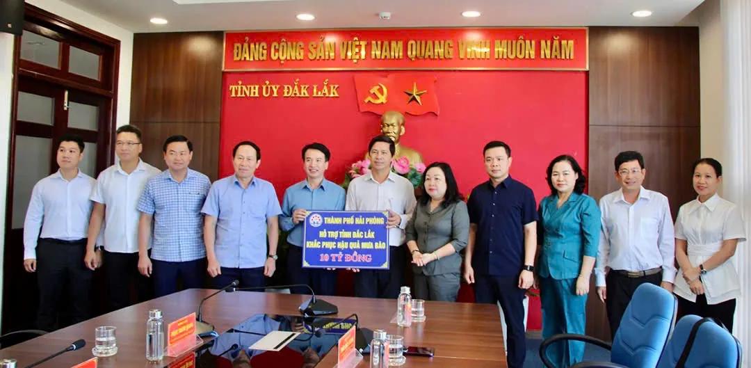 Lãnh đạo TP Hải Phòng và lãnh đạo MTTQ Việt Nam thành phố trao kinh phí 10 tỷ đồng hỗ trợ ủng hộ tỉnh Đắk Lắk vào ngày 14/11
