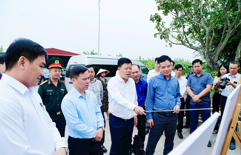 Ông Lê Trung Kiên, Phó chủ tịch UBND Thành phố, Trưởng ban Ban Quản lý Khu kinh tế Hải Phòng kiểm tra thực địa Dự án khu công nghiệp sân bay Tiên Lãng (khu B) tại xã Chấn Hưng