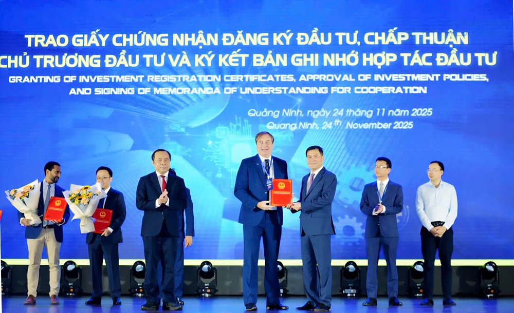 Thứ trưởng Thường trực Bộ Khoa học và Công nghệ và Chủ tịch UBND tỉnh Quảng Ninh trao quyết định chấp thuận chủ trương đầu tư đồng thời chấp thuận nhà đầu tư cho Dự án đầu tư xây dựng Bến cảng sông Chanh 3 cho ôgn Bruno Jaspaert, Tổng giám đốc Tổ hợp KCN DEEP C