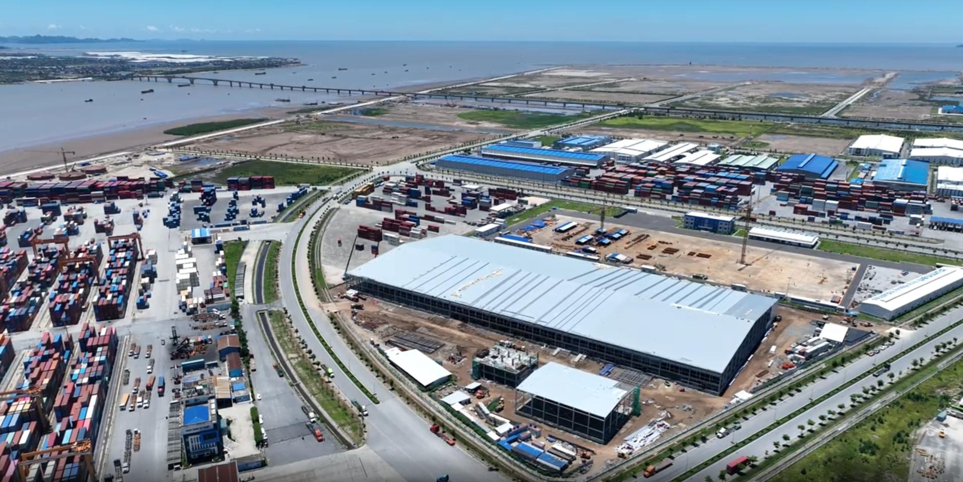 Việc phát triển các khu kinh tế, khu công nghiệp là nhiệm vụ trọng tâm của TP. Hải Phòng, là động lực tăng trưởng kinh tế - xã hội. Trong ảnh: KCN Nam Đình Vũ