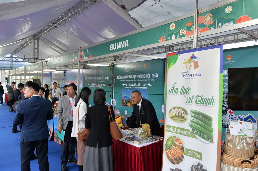 Các gian hàng bên lề Diễn đàn. Ảnh: Thanh Sơn