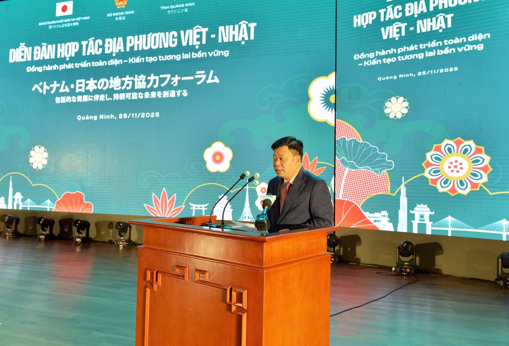 Ông Lê Trung Kiên, Phó chủ tịch UBND Thành phố, Trưởng ban Ban Quản lý Khu kinh tế Hải Phòng phát biểu tại phiên toàn thể