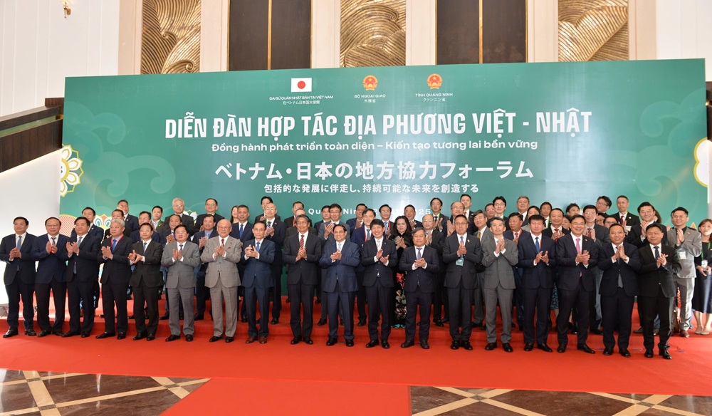 Thủ tướng Phạm Minh Chính chụp ảnh cùng lãnh đạo, đại diện các địa phương Nhật Bản tham dự Diễn đàn