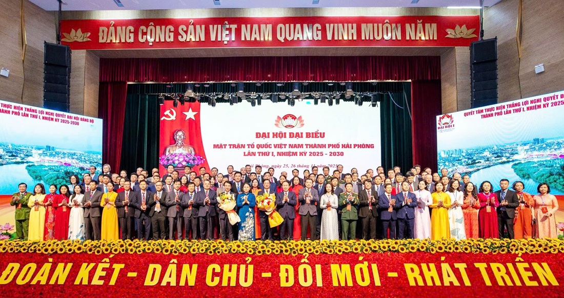 Bà Nguyễn Thị Thu Hà, Phó chủ tịch, Tổng Thư ký Uỷ ban Trung ương MTTQ Việt Nam; ông Lê Tiến Châu, Bí thư Thành uỷ Hải Phòng tặng hoa chúc mừng Uỷ ban MTTQ Việt Nam thành phố khoá mới