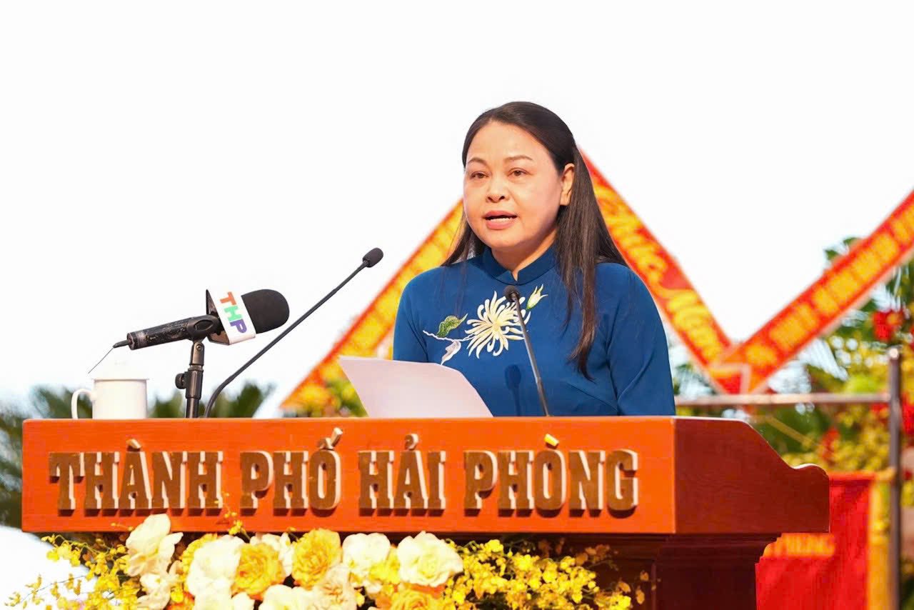 Bà Nguyễn Thị Thu Hà, Phó chủ tịch, Tổng thư ký Ủy ban Trung ương MTTQ Việt Nam phát biểu tại Đại hội