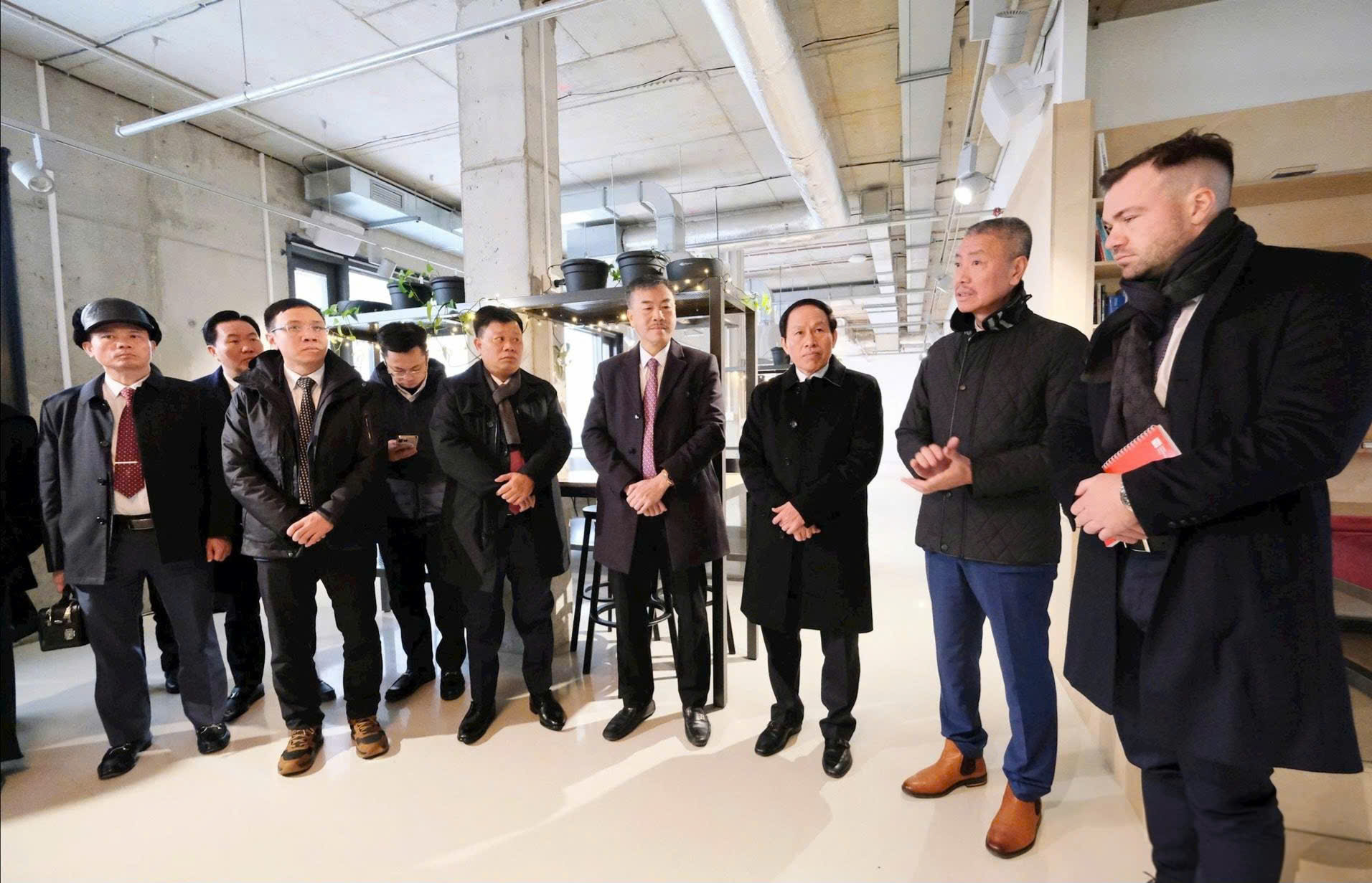 Đoàn công tác TP. Hải Phòng thăm khu Ponavka. Ảnh: Nguyễn Hoàng