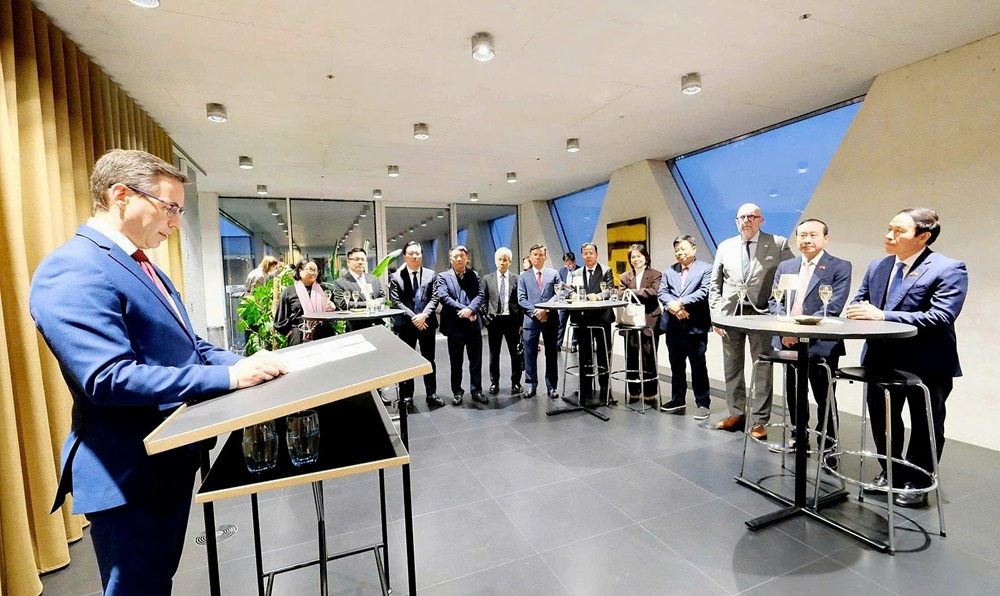 Lãnh đạo tỉnh Antwerp chia sẻ kinh nghiệm quản lý trong các lĩnh vực trọng yếu như quy hoạch không gian, quản lý nguồn nước... với lãnh đạo thành phố Hải Phòng. Ảnh: Nguyễn Hoàng