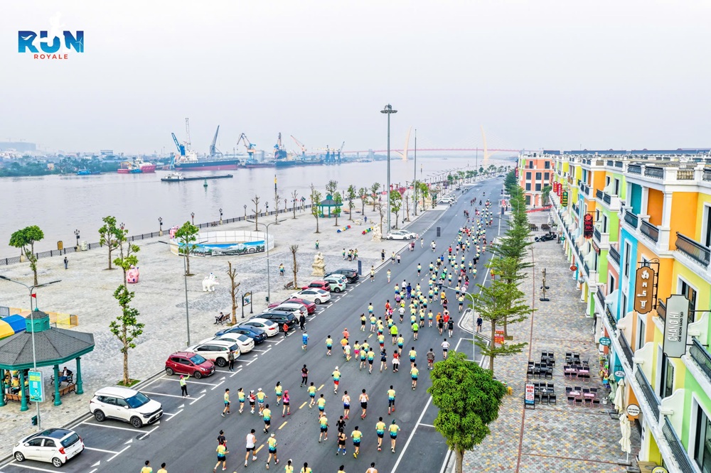 Tr&ecirc;n cung đường Vinhomes Royal Island, Vũ Y&ecirc;n, TP. Hải Ph&ograve;ng, giải chạy DEEP C Run Royale do Tổ hợp Khu c&ocirc;ng nghiệp DEEP C tổ chức đ&atilde; thu h&uacute;t hơn 1.000 vận động vi&ecirc;n tham gia. Ảnh: DEEP C