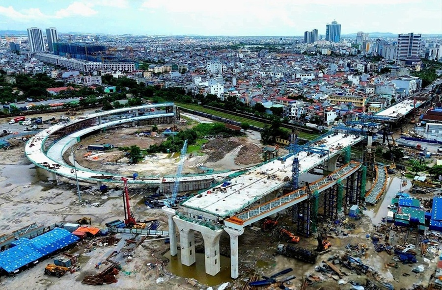 Tiến độ thi công xây dựng cầu Nguyễn Trãi được đẩy nhanh. Ảnh: Phạm Cường