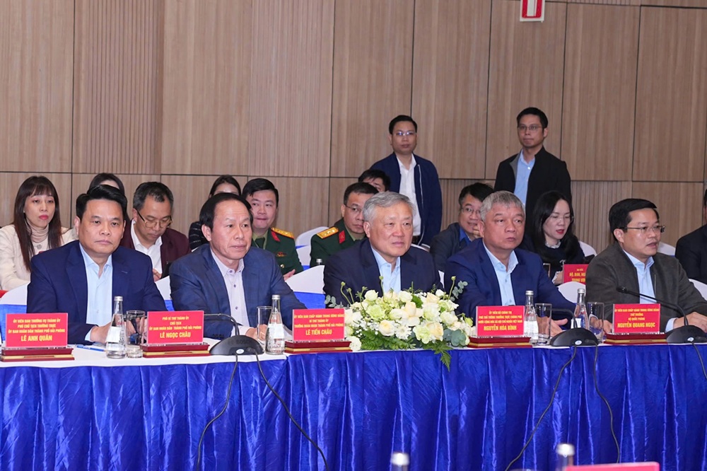 Ph&oacute; Thủ tướng Thường trực Ch&iacute;nh phủ Nguyễn H&ograve;a B&igrave;nh đặt kỳ vọng VinFast vươn tầm to&agrave;n cầu