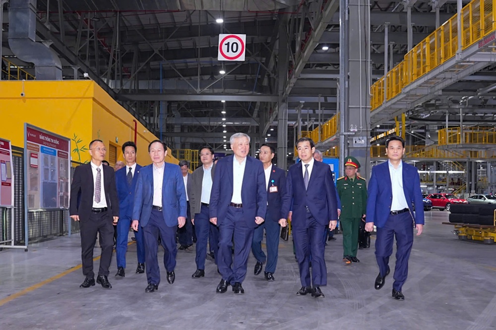 Ph&oacute; Thủ tướng Thường trực Ch&iacute;nh phủ Nguyễn H&ograve;a B&igrave;nh thăm Tổ hợp Nh&agrave; m&aacute;y VinFast