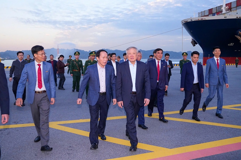 Ph&oacute; Thủ tướng Thường trực Ch&iacute;nh phủ Nguyễn H&ograve;a B&igrave;nh thăm v&agrave; l&agrave;m việc tại Cảng Container Quốc tế Hateco Hải Ph&ograve;ng (HHIT)