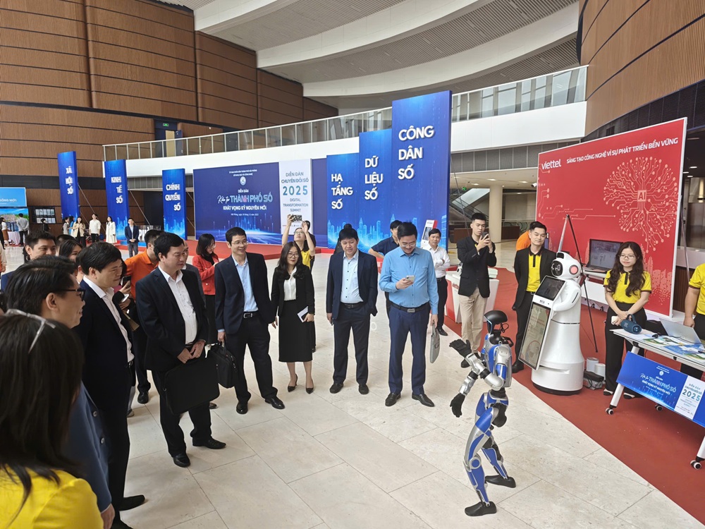 C&aacute;c đại biểu tham quan Triển l&atilde;m &ldquo;C&ocirc;ng nghệ số &ndash; Cuộc sống số&rdquo; b&ecirc;n lề Diễn đ&agrave;n