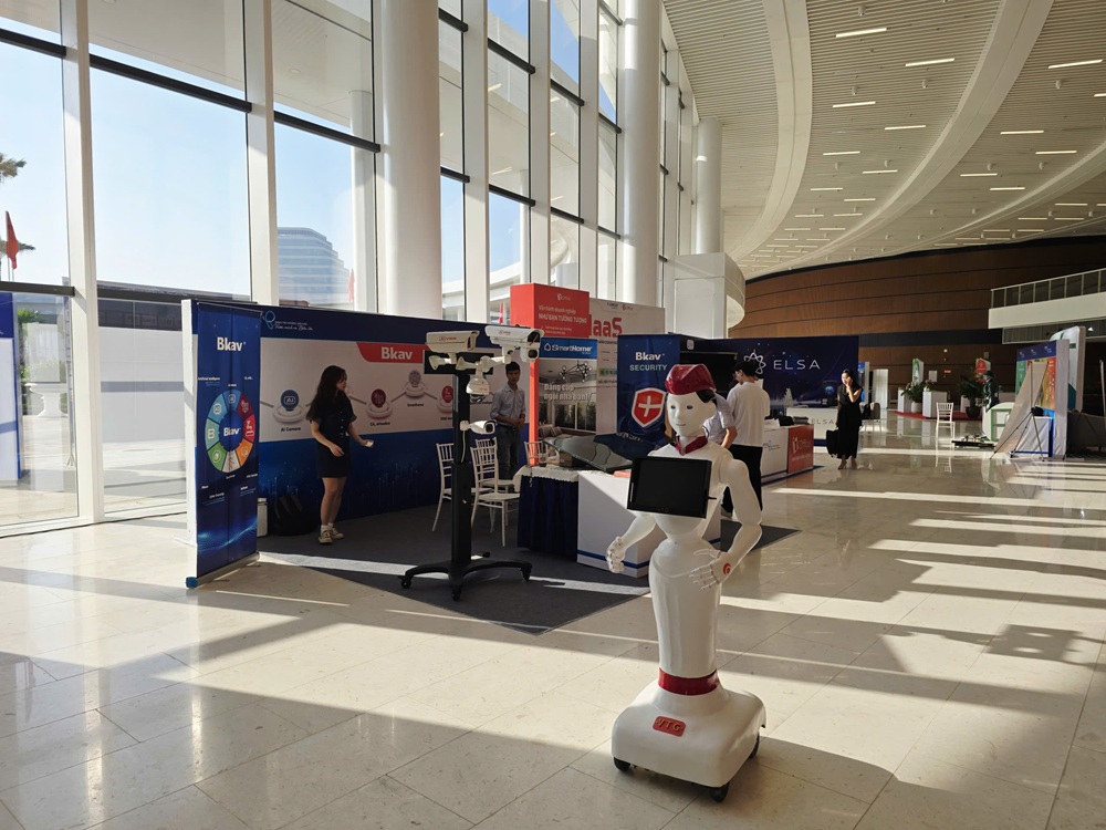 Sản phẩm c&ocirc;ng nghệ robot lễ t&acirc;n được trưng b&agrave;y tại Techfest Hải Ph&ograve;ng năm 2025