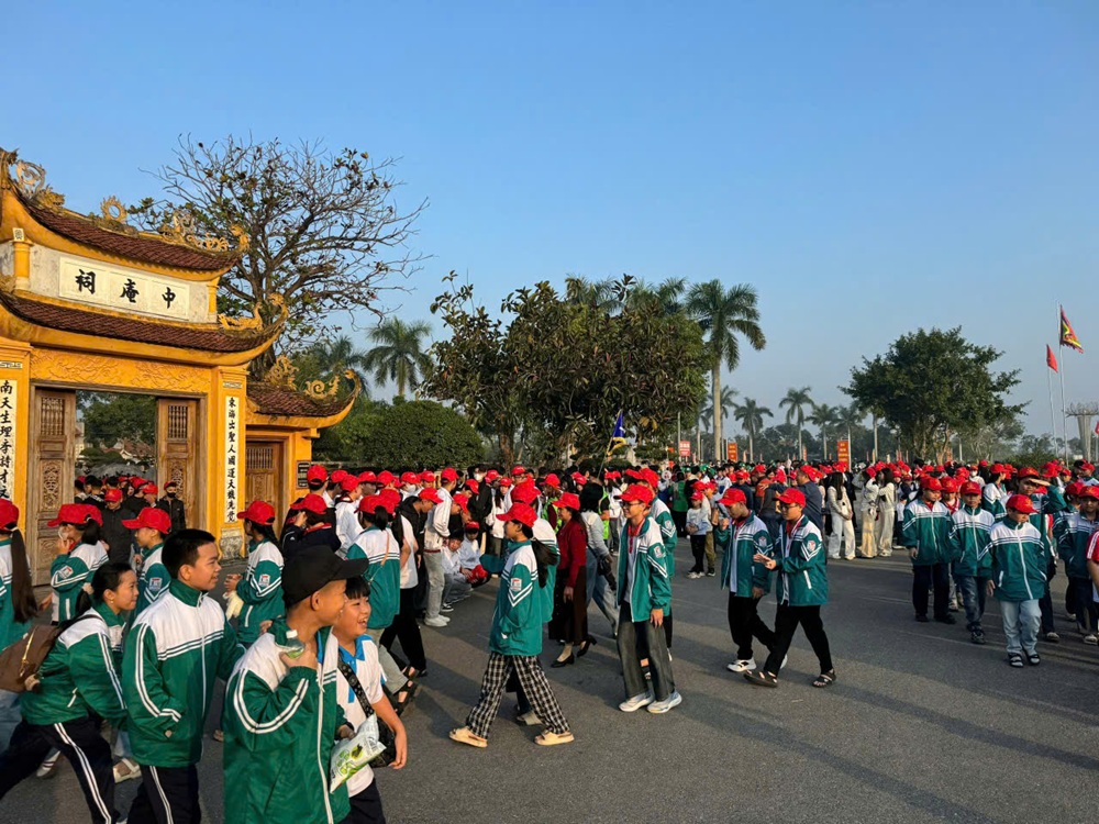 Khoảng 15.000 - 20.000 lượt học sinh trường học c&aacute;c cấp tới tham quan Khu di t&iacute;ch quốc gia đặc biệt Đền thờ Trạng Tr&igrave;nh Nguyễn Bỉnh Khi&ecirc;m