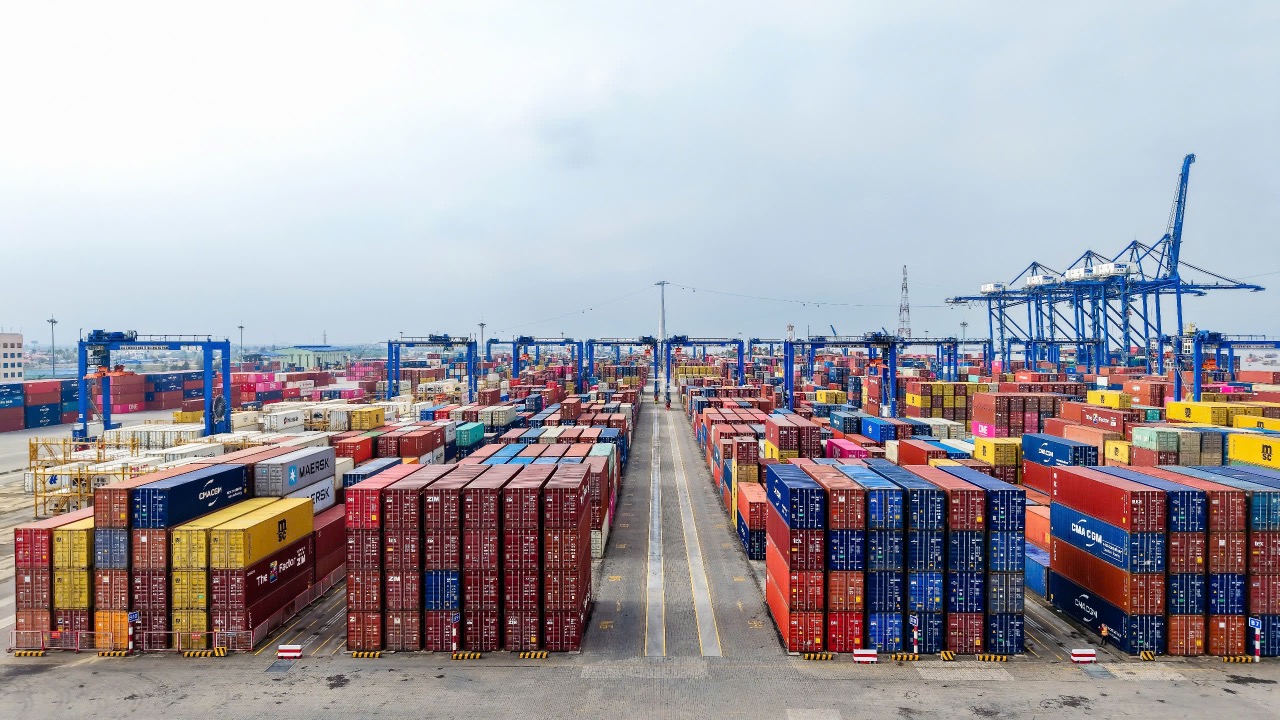 Hải Ph&ograve;ng l&agrave; trung t&acirc;m cảng biển lớn miền Bắc đ&oacute;ng vai tr&ograve; quan trọng như một cầu nối quan trọng gi&uacute;p kết nối v&ugrave;ng kinh tế trọng điểm ph&iacute;a Bắc với thế giới, cho ph&eacute;p đ&oacute;n c&aacute;c t&agrave;u si&ecirc;u trọng m&agrave; kh&ocirc;ng cần trung chuyển h&agrave;ng h&oacute;a