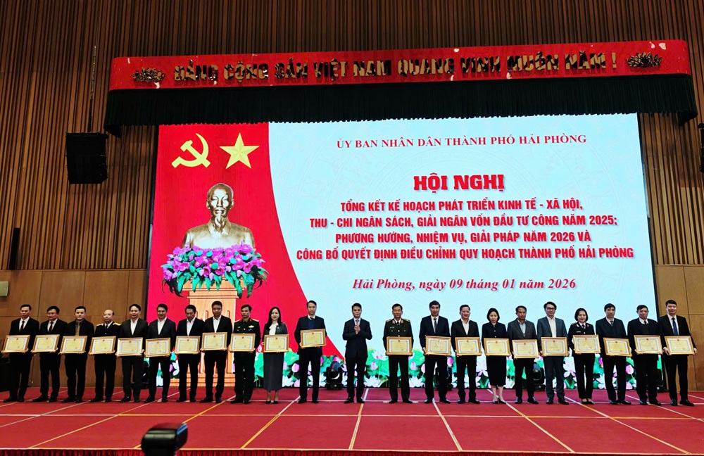 Trao thưởng cho các tập thể, cá nhân có thành tích xuất sắc trong công tác tổ chức, thực hiện nhiệm vụ phát triển kinh tế - xã hội thành phố Hải Phòng năm 2025