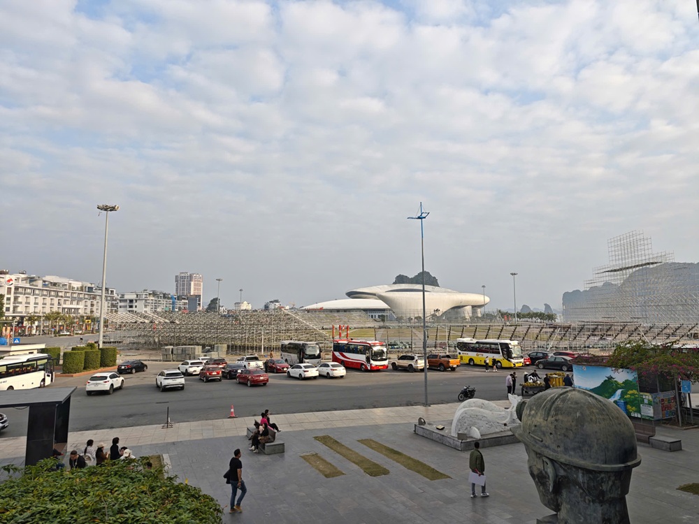 C&ocirc;ng t&aacute;c chuẩn bị cho Concert diễn ra tối 25.1 đang được triển khai tại Quảng trường 30/10. Ảnh: Thanh Sơn