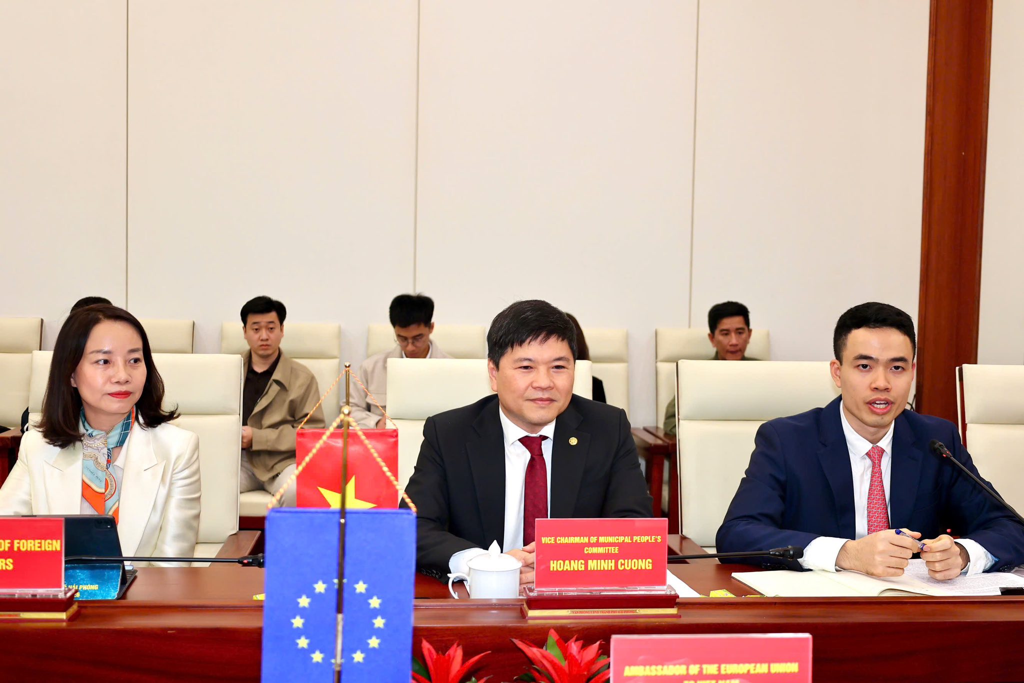 &Ocirc;ng Ho&agrave;ng Minh Cường, Ph&oacute; chủ tịch UBND TP. Hải Ph&ograve;ng trao đổi th&ocirc;ng tin tại cuộc l&agrave;m việc