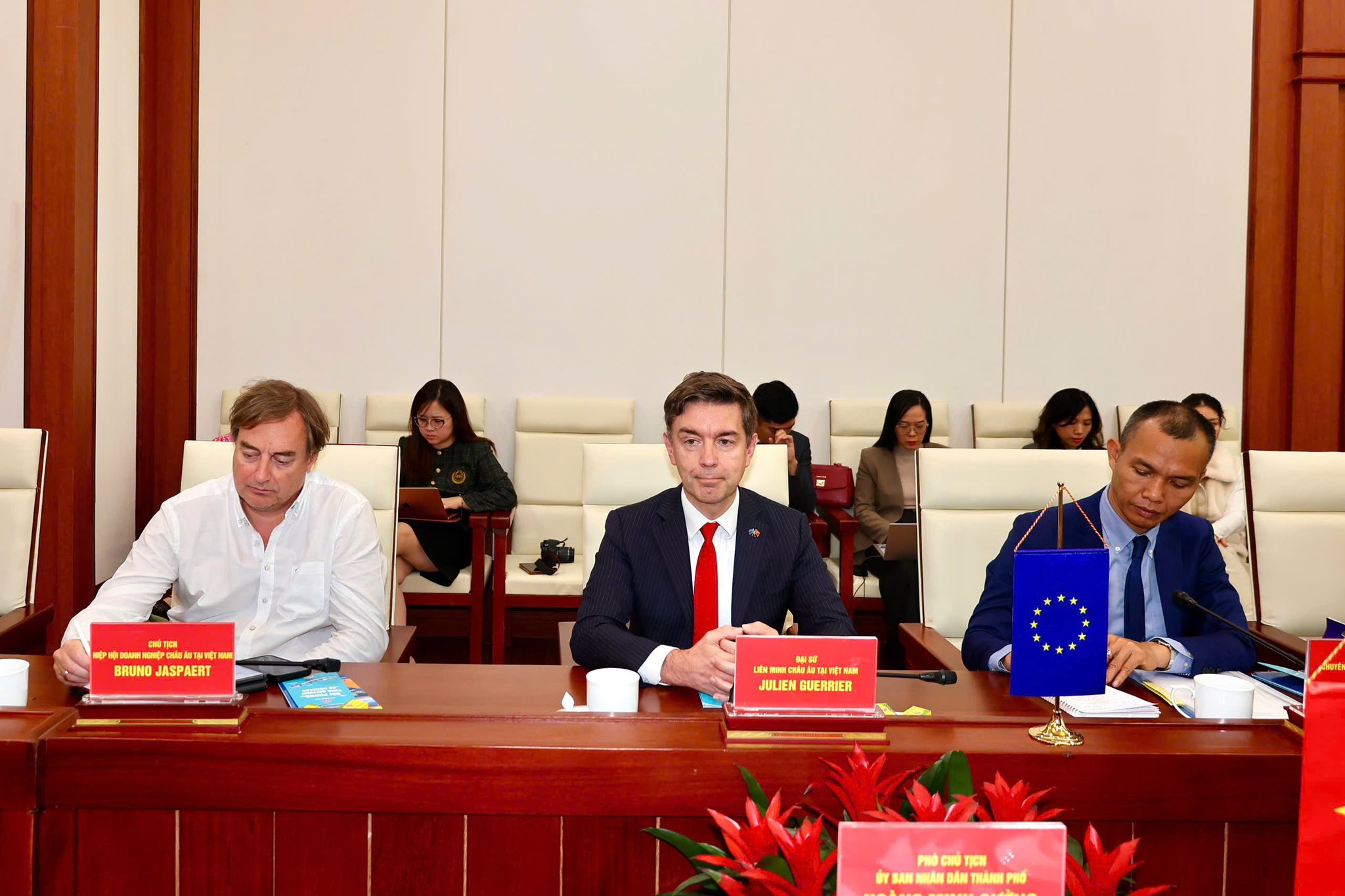 &Ocirc;ng Julien Guerrier, Đại sứ Li&ecirc;n minh ch&acirc;u &Acirc;u tại Việt Nam trao đổi th&ocirc;ng tin tại cuộc l&agrave;m việc