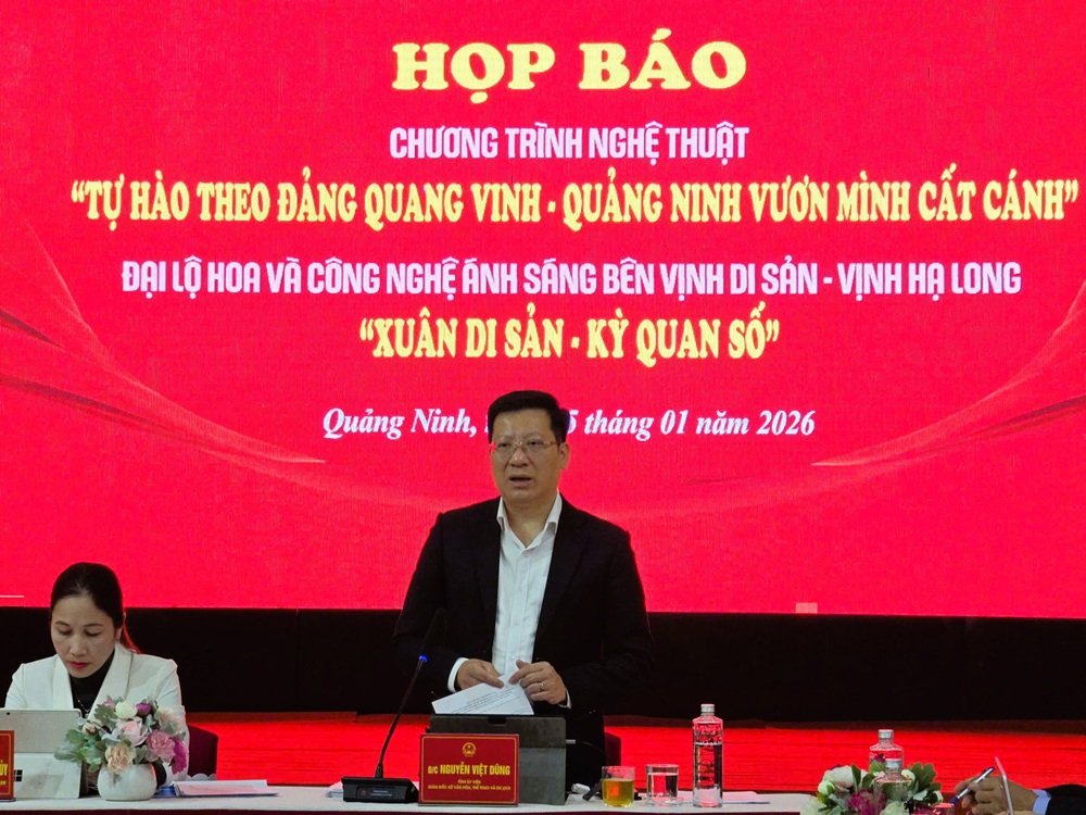 &Ocirc;ng Nguyễn Việt Dũng, Gi&aacute;m đốc Sở Văn h&oacute;a Thể thao v&agrave; Du lịch tỉnh Quảng Ninh th&ocirc;ng tin về chương tr&igrave;nh nghệ thuật tại buổi họp b&aacute;o. Ảnh: Thanh Sơn