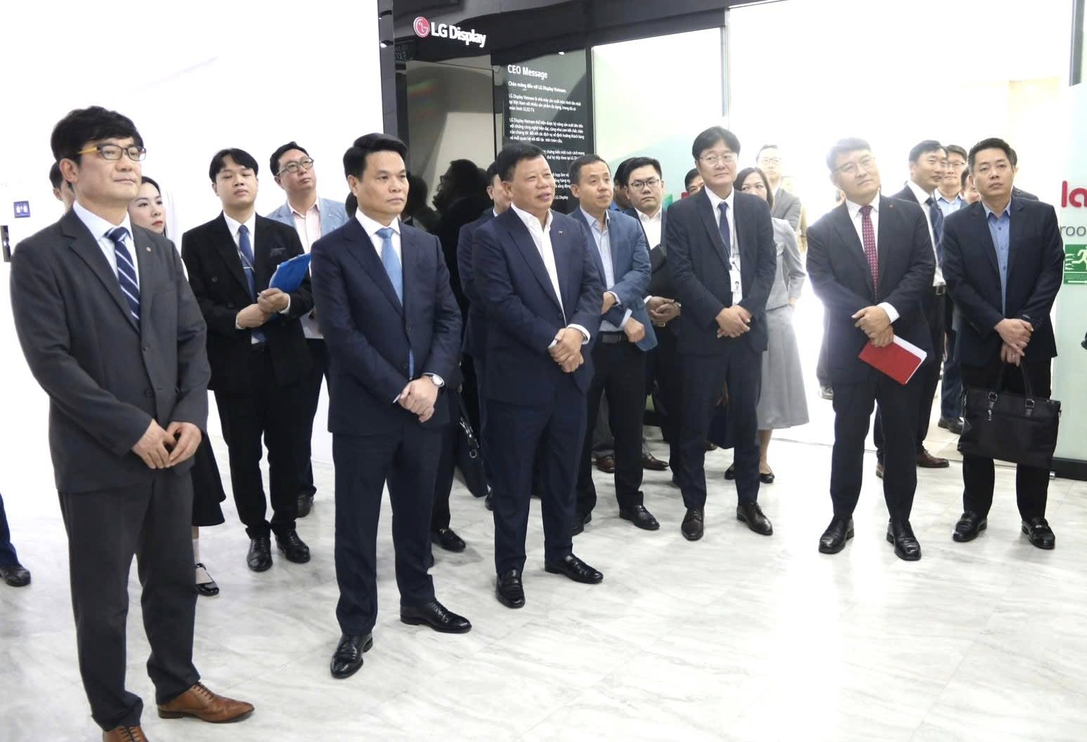 &Ocirc;ng L&ecirc; Ngọc Ch&acirc;u, Chủ tịch UBND TP. Hải Ph&ograve;ng c&ugrave;ng l&atilde;nh đạo th&agrave;nh phố thăm v&agrave; l&agrave;m việc tại C&ocirc;ng ty TNHH LG Electronics Việt Nam Hải Ph&ograve;ng