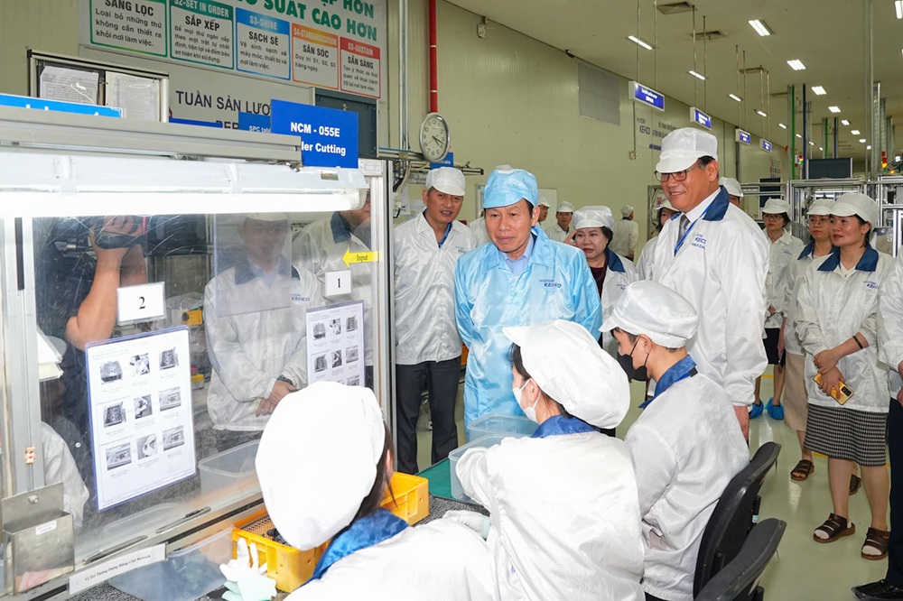 &Ocirc;ng L&ecirc; Tiến Ch&acirc;u, B&iacute; thư Th&agrave;nh uỷ Hải Ph&ograve;ng thăm d&acirc;y chuyền sản xuất của C&ocirc;ng ty TNHH Hyundai Kefico Việt Nam trong khu c&ocirc;ng nghiệp Đại An