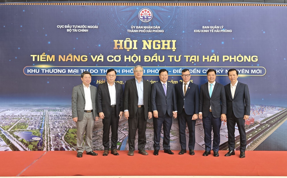 &Ocirc;ng Nguyễn Th&agrave;nh Phương, Tổng gi&aacute;m đốc Tập đo&agrave;n Sao Đỏ (ngo&agrave;i c&ugrave;ng b&ecirc;n phải) tại Hội nghị Tiềm năng v&agrave; cơ hội đầu tư tại Hải Ph&ograve;ng