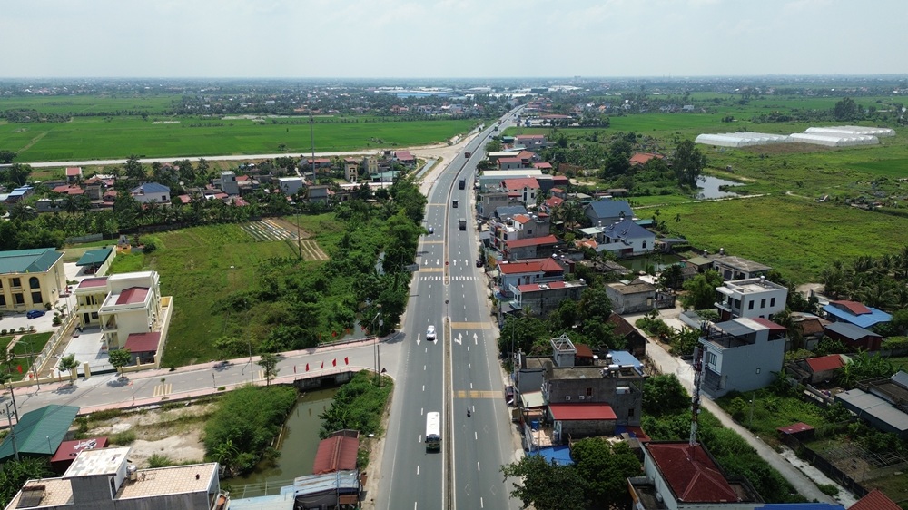 X&atilde; Vĩnh Thuận nằm tr&ecirc;n trục Quốc lộ 10 thuận lợi cho giao thương với c&aacute;c địa phương l&acirc;n cận