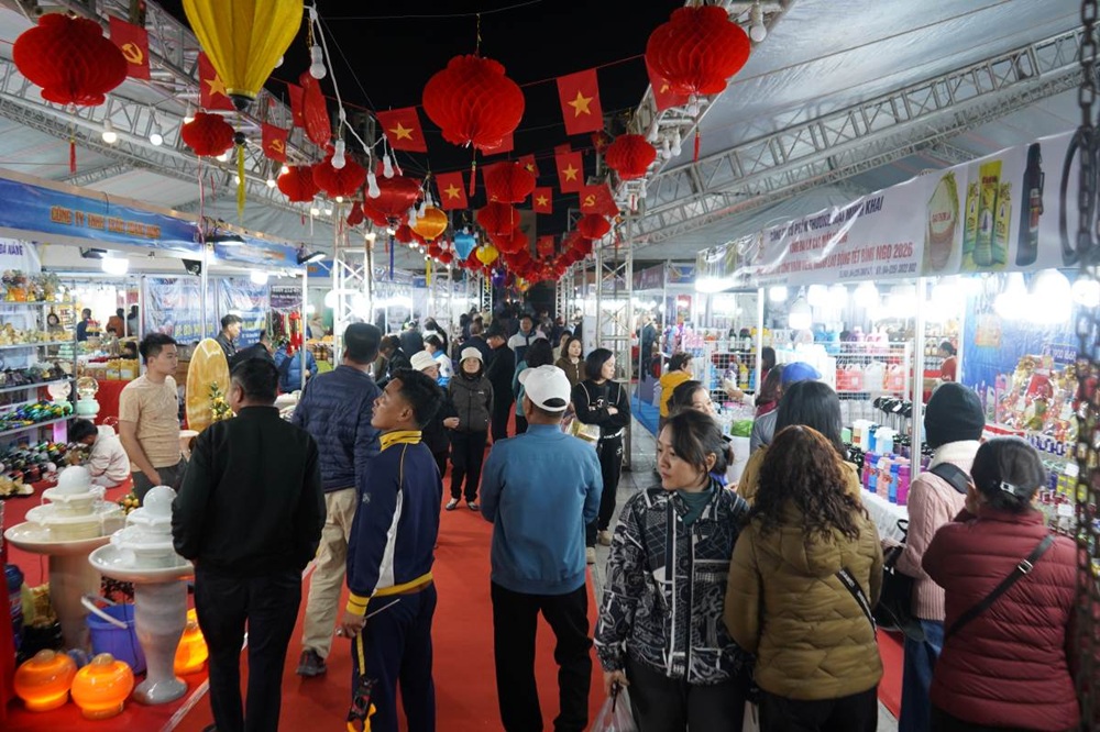 Chợ Tết Công đoàn đón hàng nghìn lượt đoàn viên, người lao động, nhân dân thành phố tham quan, mua sắm